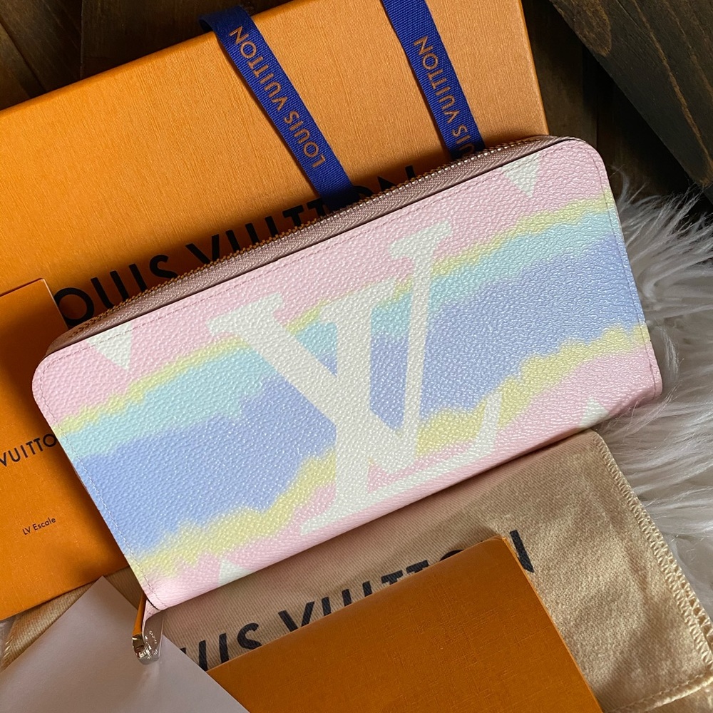 Limited Edition Louis Vuitton Escale Pastel zippy wallet card holder - Picture 4 of 16